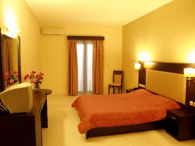 Hotel Denny'S Inn Alimos Екстериор снимка